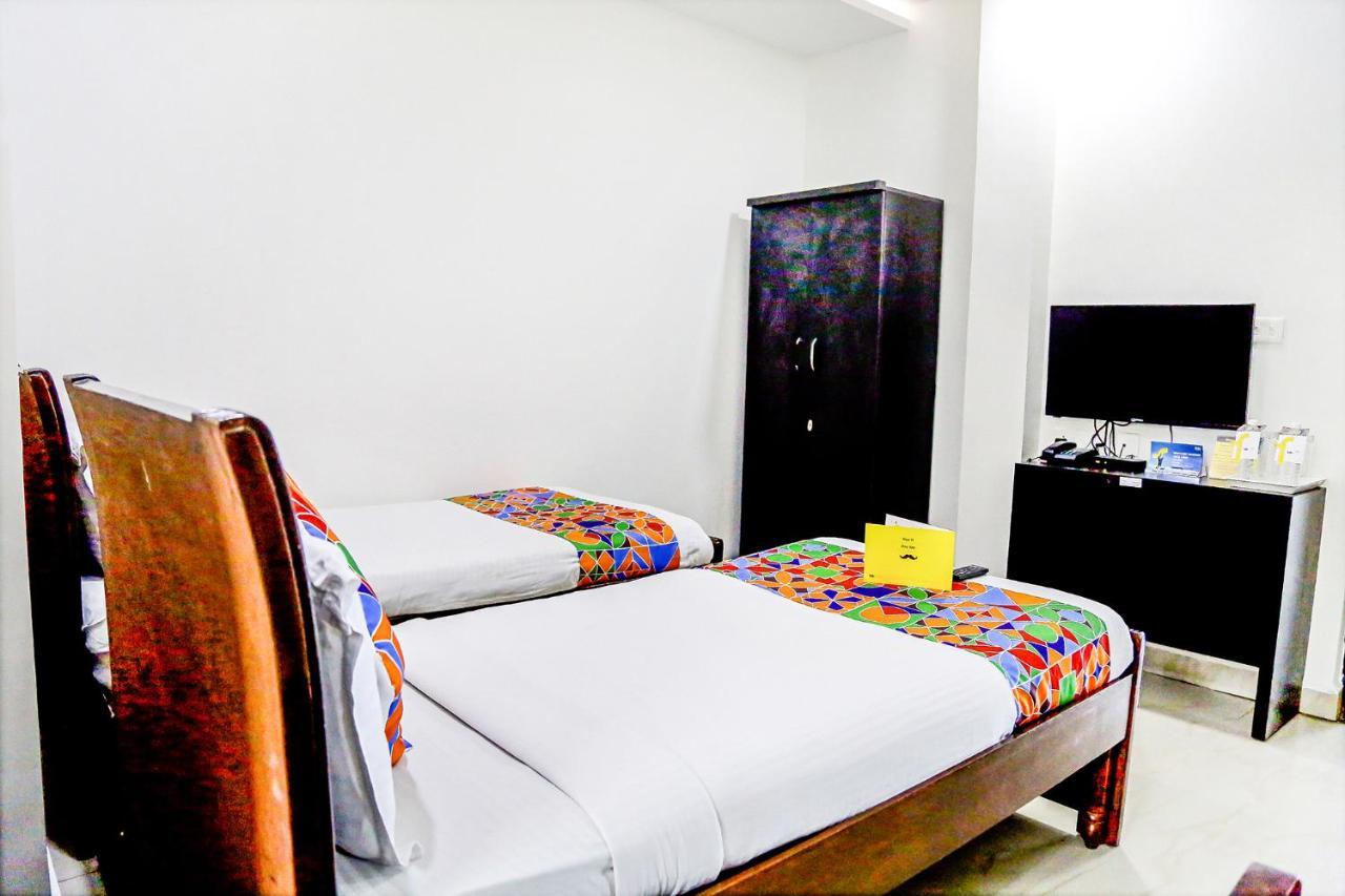 Fabexpress Essvee Mg Road Vijayawada Hotel Buitenkant foto