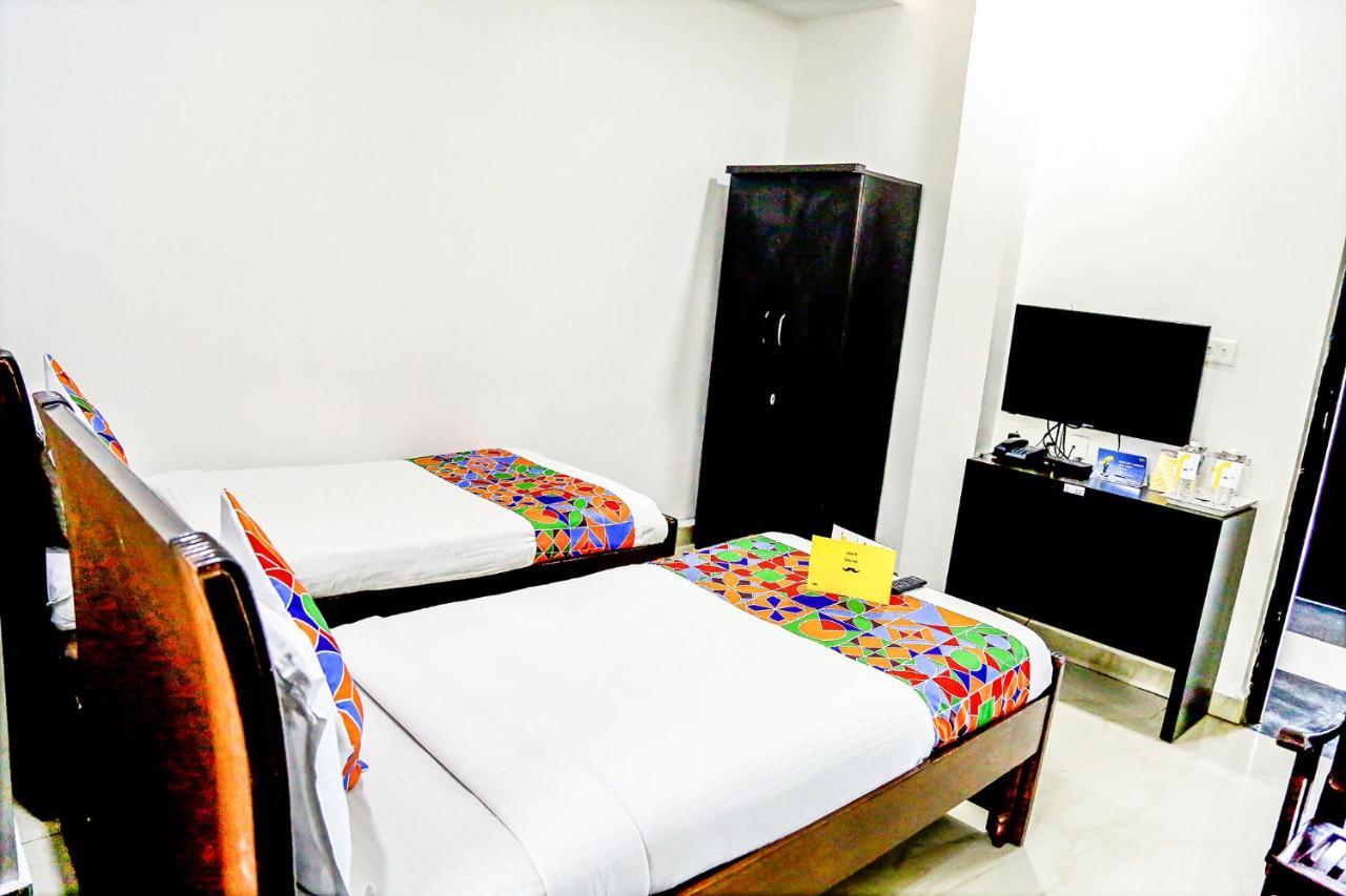 Fabexpress Essvee Mg Road Vijayawada Hotel Buitenkant foto