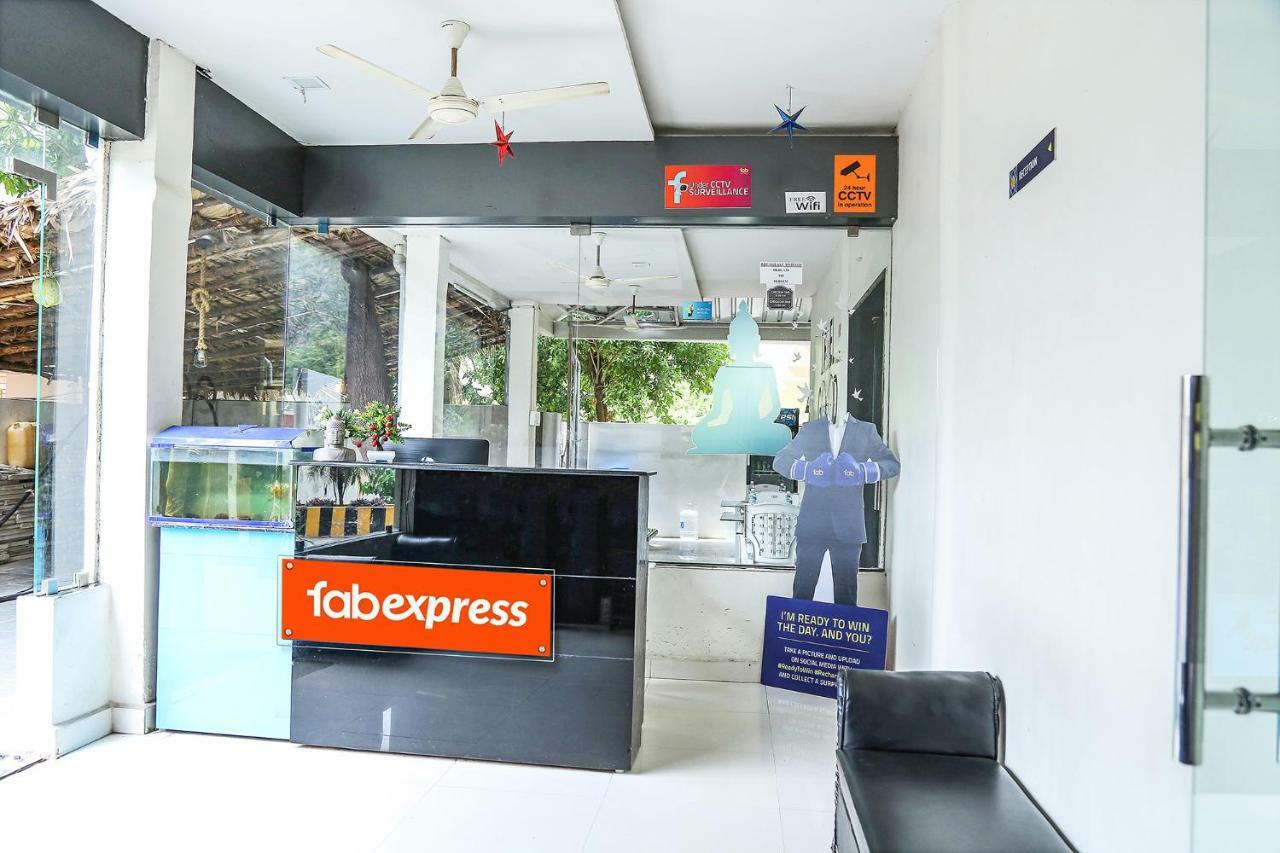 Fabexpress Essvee Mg Road Vijayawada Hotel Buitenkant foto